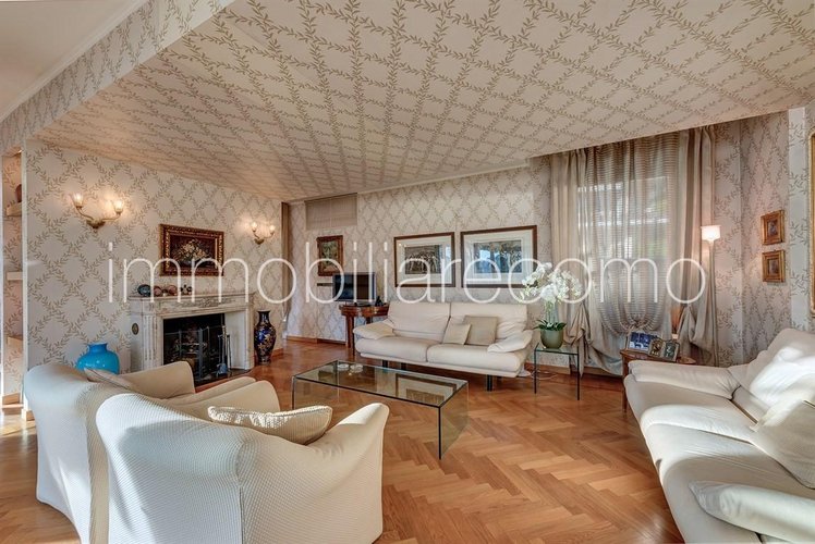 COMO – PENTHOUSE WITH SPECTACULAR CITY AND LAKE VIEWS Como