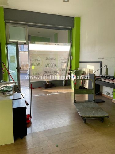 VENDESI NEGOZIO CON TRE VETRINE FRONTE STRADA E VARCO PER AUTO Bergamo