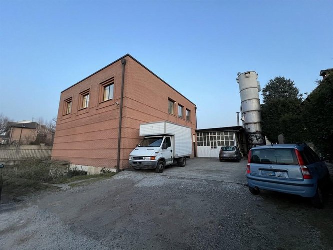Complesso artigianale con laboratori, uffici e magazzini