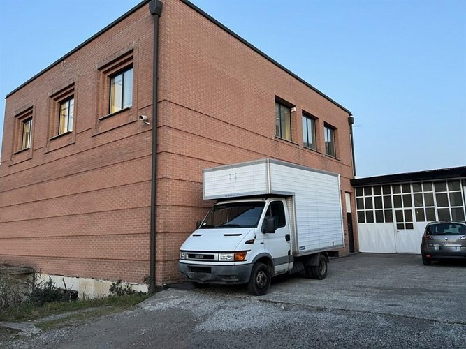 Complesso artigianale con laboratori, uffici e magazzini Carugo