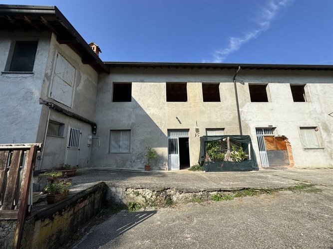 Operazione immobiliare a rustico immersa nel verde della Brianza Missaglia