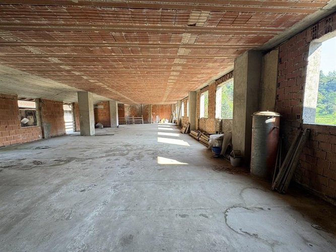 Operazione immobiliare a rustico immersa nel verde della Brianza Missaglia