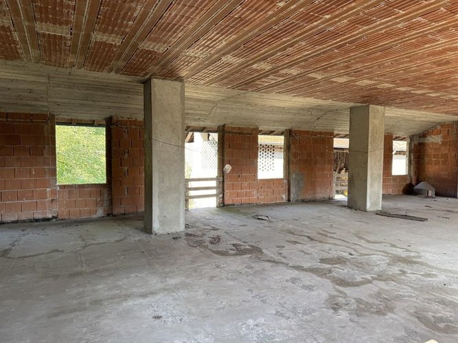 Operazione immobiliare a rustico immersa nel verde della Brianza Missaglia