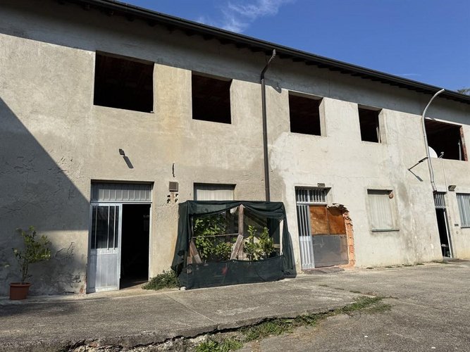 Operazione immobiliare a rustico immersa nel verde della Brianza Missaglia