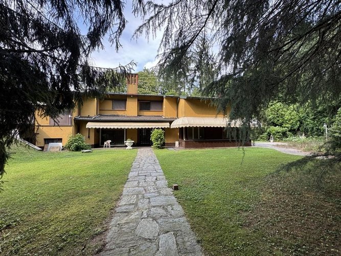 Carimate, elegante villa di 539  mq commerciali con giardino di 2.900 vicino al golf