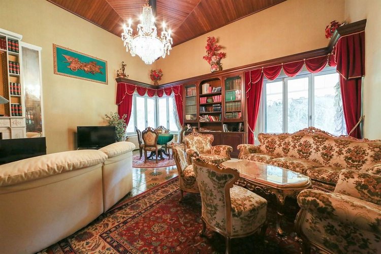 Carimate, elegante villa di 539  mq commerciali con giardino di 2.900 vicino al golf Carimate
