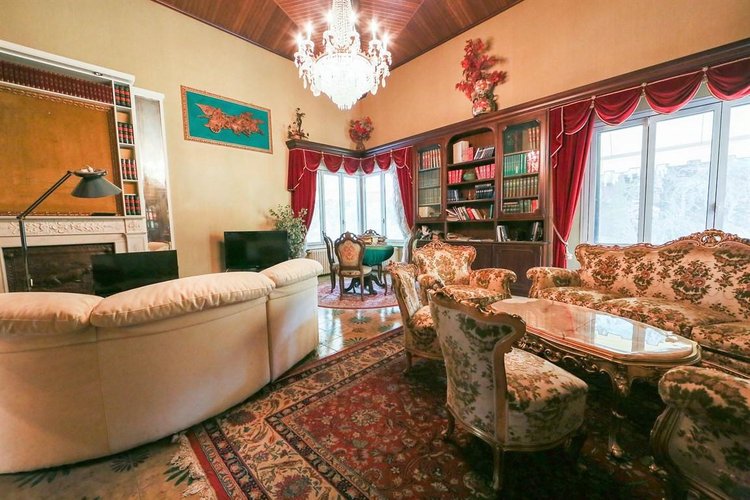 Carimate, elegante villa di 539  mq commerciali con giardino di 2.900 vicino al golf Carimate