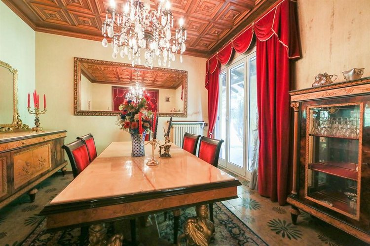 Carimate, elegante villa di 539  mq commerciali con giardino di 2.900 vicino al golf Carimate