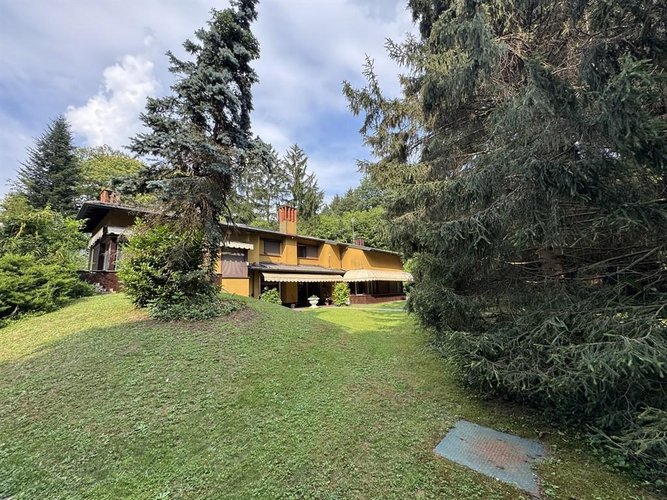 Carimate, elegante villa di 539  mq commerciali con giardino di 2.900 vicino al golf Carimate