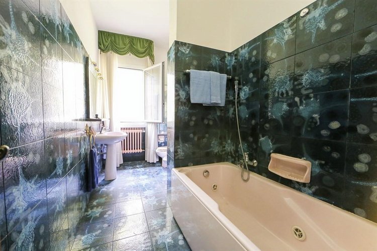 Carimate, elegante villa di 539  mq commerciali con giardino di 2.900 vicino al golf Carimate