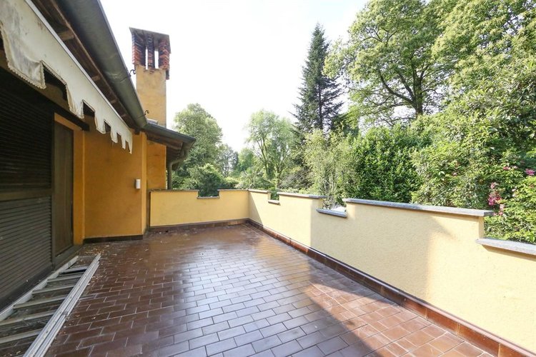 Carimate, elegante villa di 539  mq commerciali con giardino di 2.900 vicino al golf Carimate