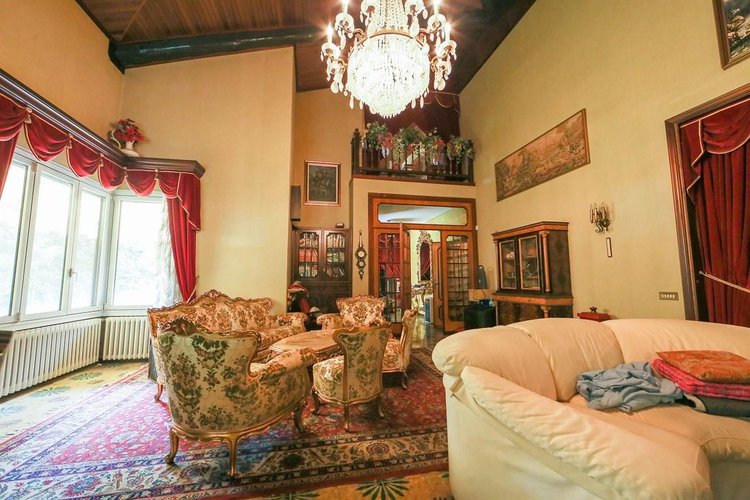 Carimate, elegante villa di 539  mq commerciali con giardino di 2.900 vicino al golf Carimate