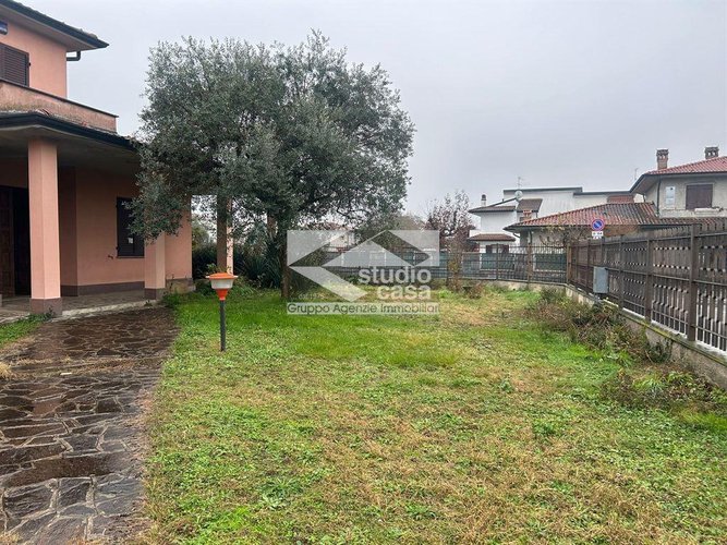 VILLA INDIPENDENTE IMMERSA NEL VERDE – OLTRE 1.000 MQ DI GIARDINO Lurano