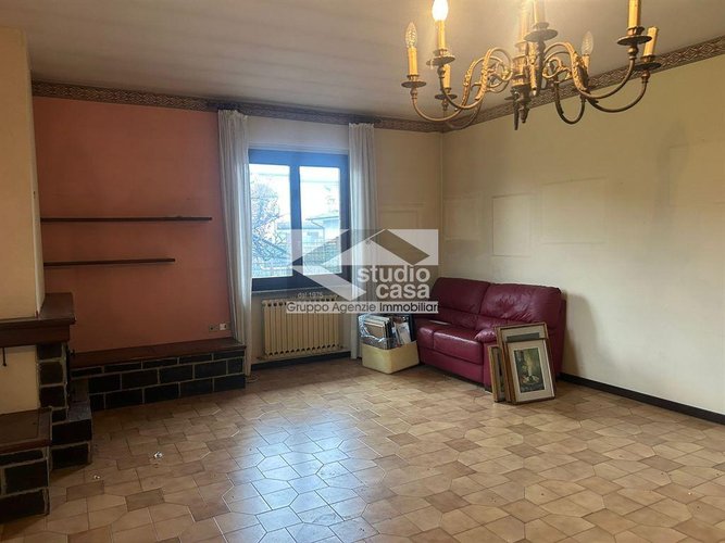VILLA INDIPENDENTE IMMERSA NEL VERDE – OLTRE 1.000 MQ DI GIARDINO Lurano