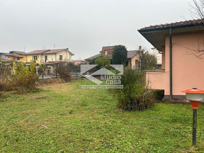 VILLA INDIPENDENTE IMMERSA NEL VERDE – OLTRE 1.000 MQ DI GIARDINO Lurano