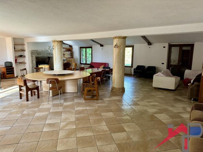 Panoramica villa singola immersa nel verde con terreno Cisano Bergamasco