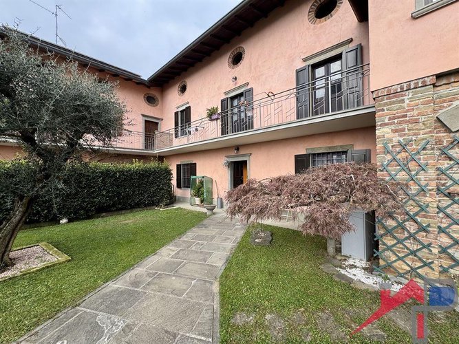 Cascina con terreno Mq.5000
