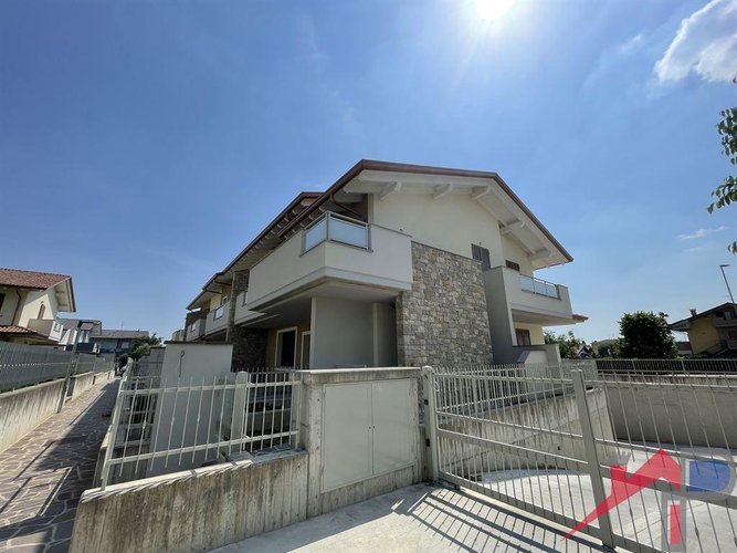 Splendido Trilocale di Nuova Costruzione con Giardino e Taverna a Bonate Sopra Bonate Sopra