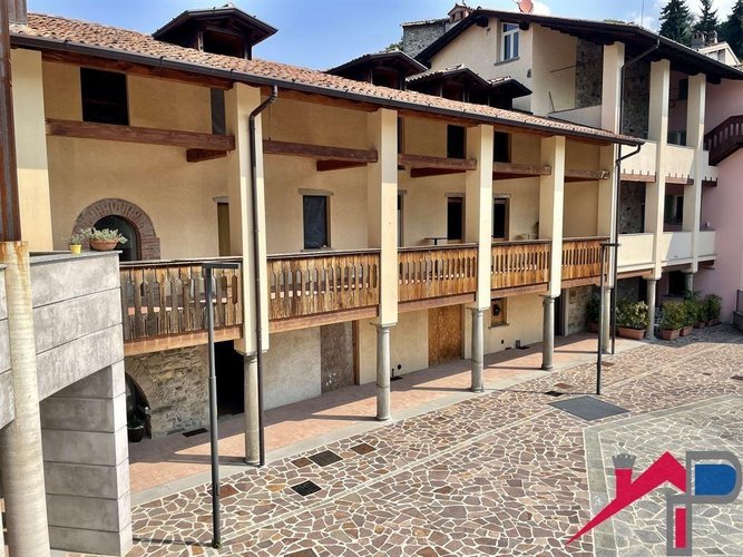 Caprino B.sco - Ampio appartamento al rustico