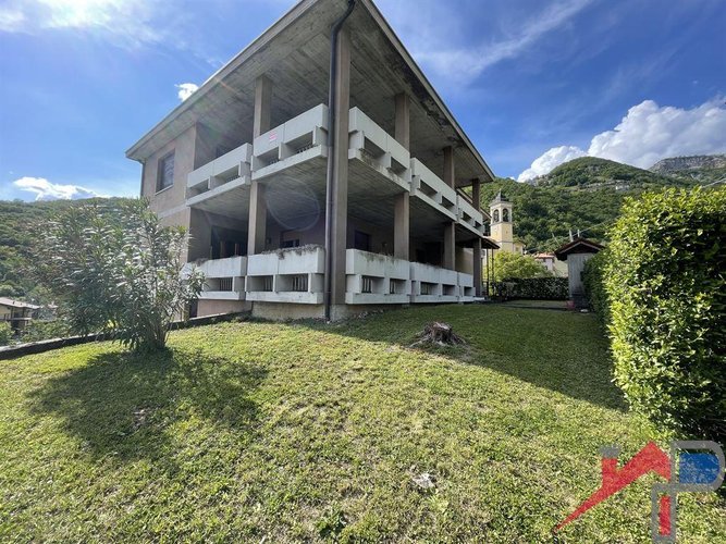 Meravigliosa Casa Indipendente immersa nel Verde con Tre Appartamenti