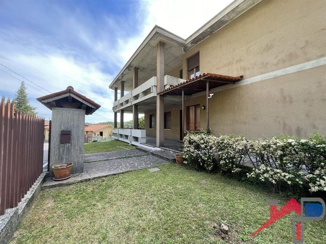 Meravigliosa Casa Indipendente immersa nel Verde con Tre Appartamenti Palazzago