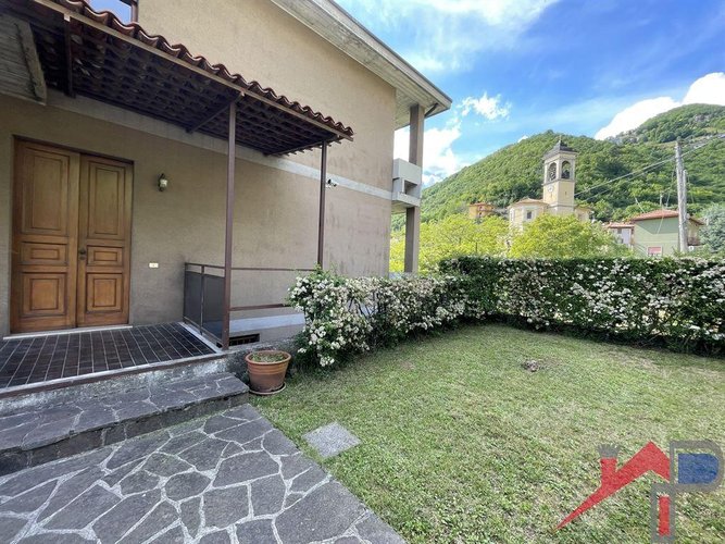 Meravigliosa Casa Indipendente immersa nel Verde con Tre Appartamenti Palazzago