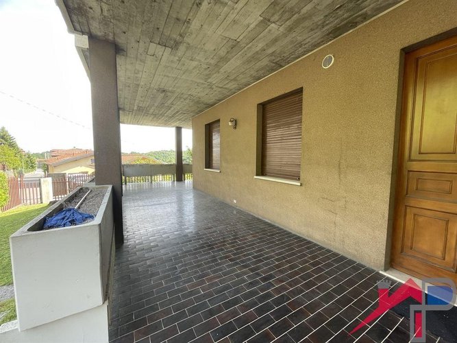 Meravigliosa Casa Indipendente immersa nel Verde con Tre Appartamenti Palazzago