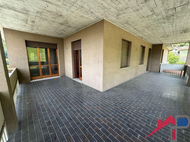 Meravigliosa Casa Indipendente immersa nel Verde con Tre Appartamenti Palazzago