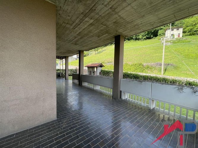 Meravigliosa Casa Indipendente immersa nel Verde con Tre Appartamenti Palazzago
