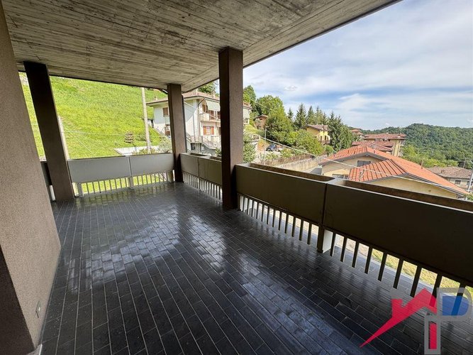 Meravigliosa Casa Indipendente immersa nel Verde con Tre Appartamenti Palazzago