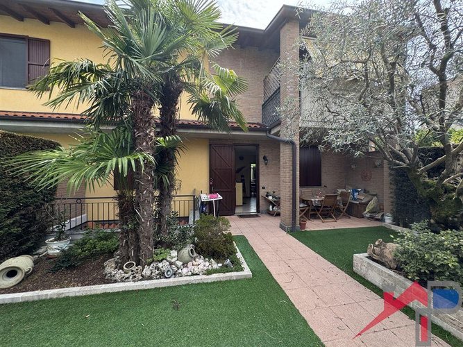 Appartamento con Giardino e Taverna Ristrutturata a Ponte San Pietro Ponte San Pietro