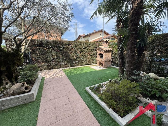 Appartamento con Giardino e Taverna Ristrutturata a Ponte San Pietro Ponte San Pietro