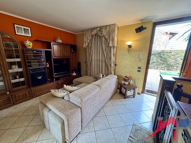 Appartamento con Giardino e Taverna Ristrutturata a Ponte San Pietro Ponte San Pietro