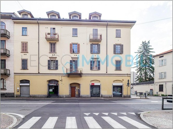 LA CASA CHE GUARDA IL LAGO