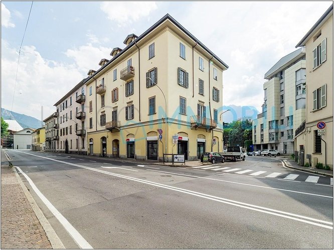 LA CASA CHE GUARDA IL LAGO Lecco
