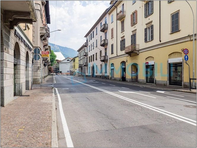 LA CASA CHE GUARDA IL LAGO Lecco