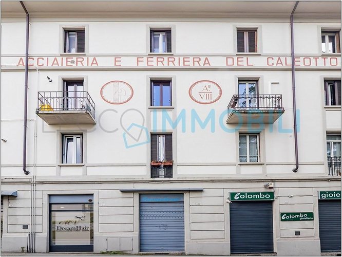 IL NEGOZIO FRONTE STRADA