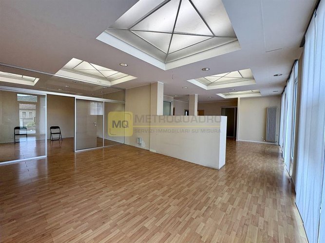 Negozio 4 locali - Rif. NegozioBelledo