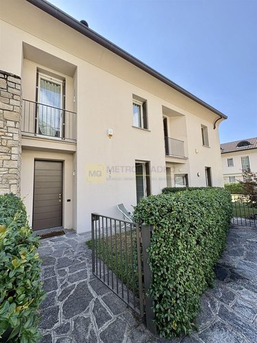 VALMADRERA (LC) - elegante villa a schiera con ascensore interno, doppi giardini e ampi spazi – Valm