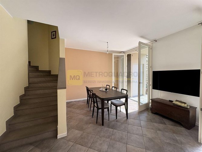 VALMADRERA (LC) - elegante villa a schiera con ascensore interno, doppi giardini e ampi spazi – Valm Valmadrera