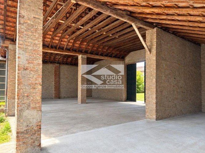 PORTICATO CON AREA mq 500 DA VALORIZZARE - IDEALE PER NUOVO PROGETTO ABITATIVO