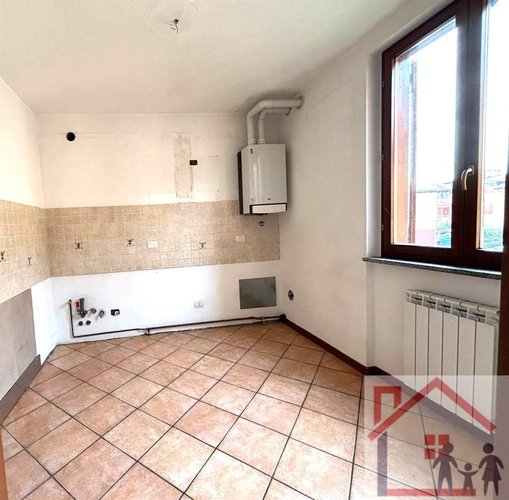 Appartamento di quattro locali con box doppio Limido Comasco