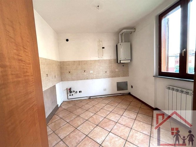 Appartamento di quattro locali con box doppio Limido Comasco