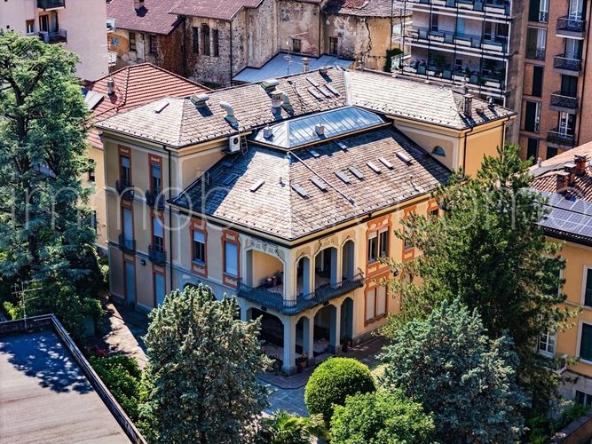 Palazzina indipendente con giardino privato e posti auto nel cuore di Como