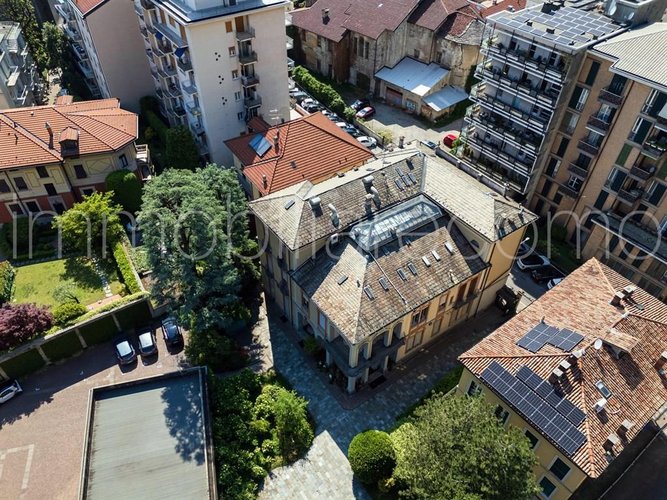 Palazzina indipendente con giardino privato e posti auto nel cuore di Como Como