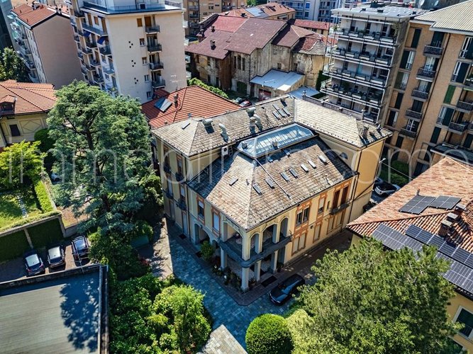 Palazzina indipendente con giardino privato e posti auto nel cuore di Como Como