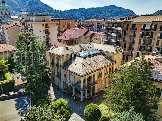 Palazzina indipendente con giardino privato e posti auto nel cuore di Como Como