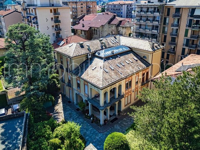 Palazzina indipendente con giardino privato e posti auto nel cuore di Como Como