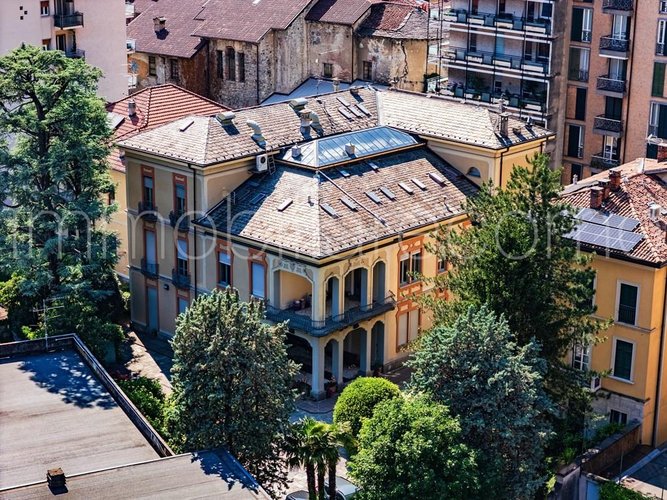 Palazzina indipendente con giardino privato e posti auto nel cuore di Como Como