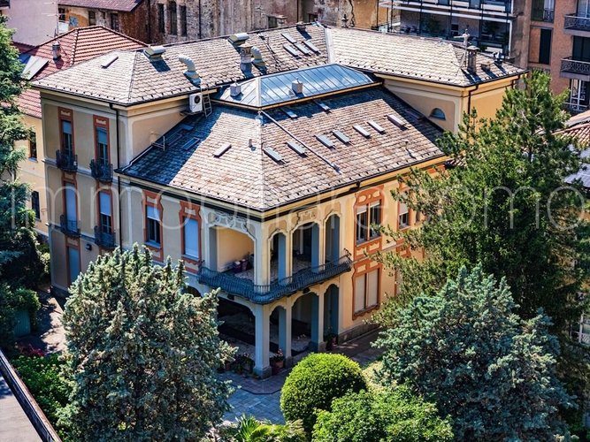 Palazzina indipendente con giardino privato e posti auto nel cuore di Como Como
